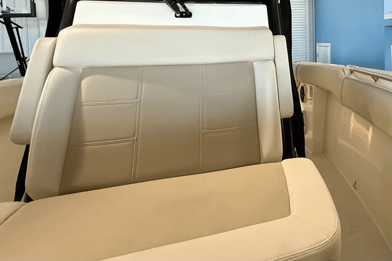 2025 Boston Whaler 250 Outrage Image Thumbnail #16