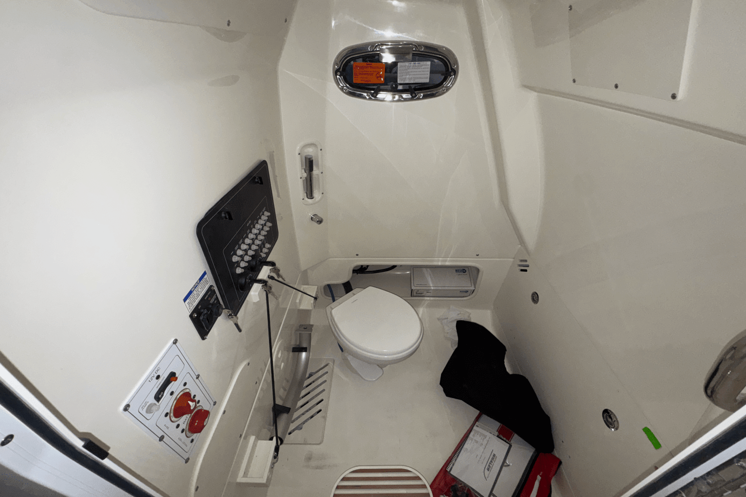 2025 Boston Whaler 250 Outrage Image Thumbnail #20