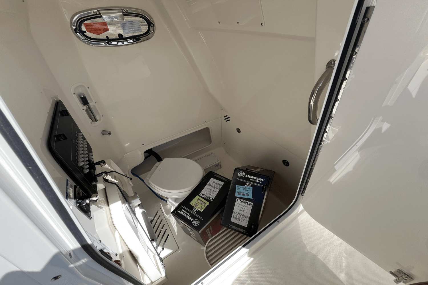 2025 Boston Whaler 250 Outrage Image Thumbnail #13