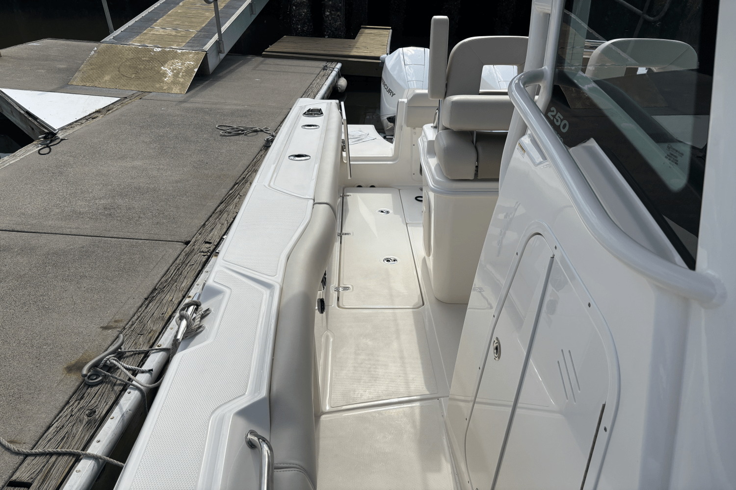 2025 Boston Whaler 250 Outrage Image Thumbnail #8