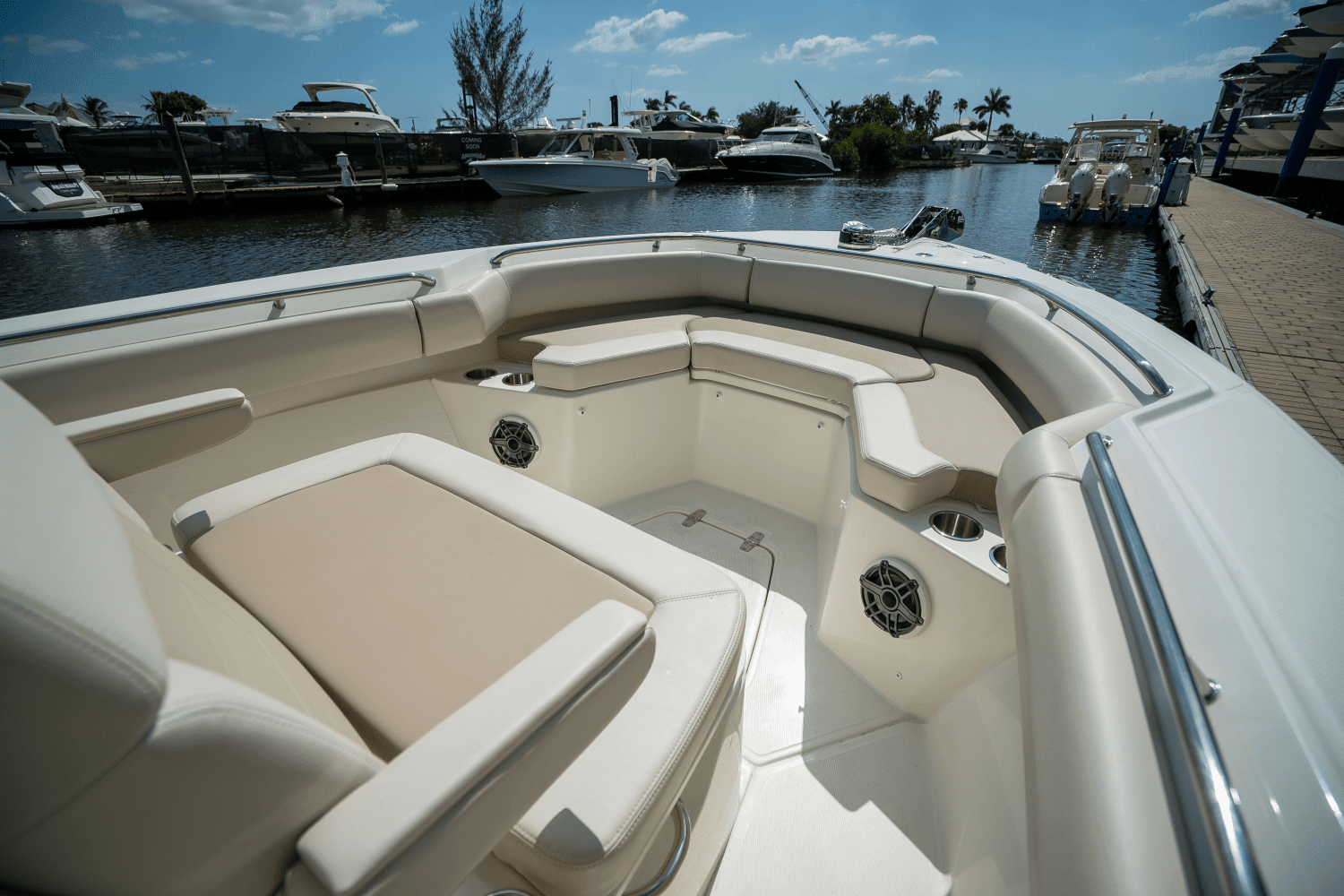 2025 Boston Whaler 250 Outrage Image Thumbnail #14