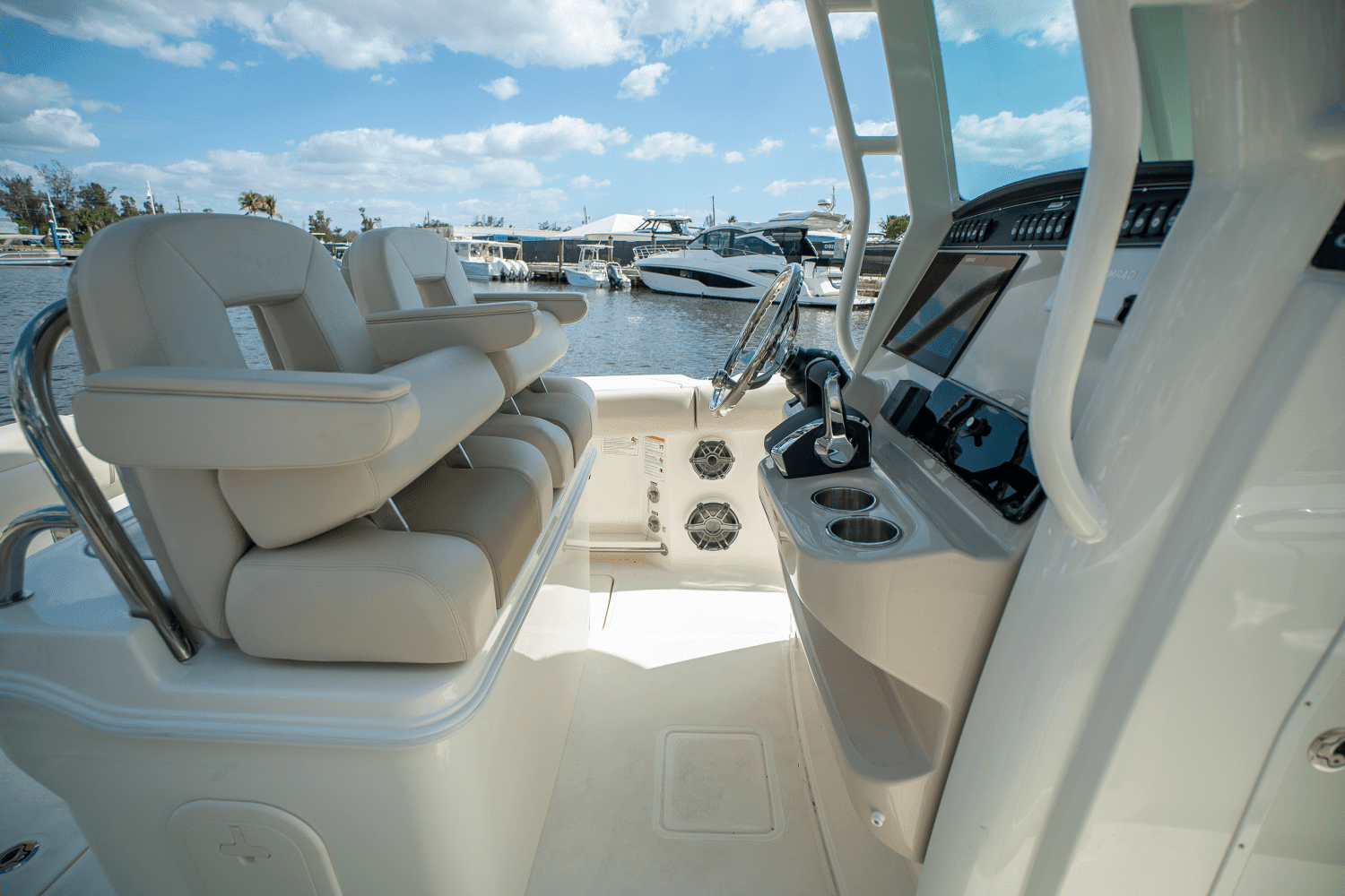2025 Boston Whaler 250 Outrage Image Thumbnail #10