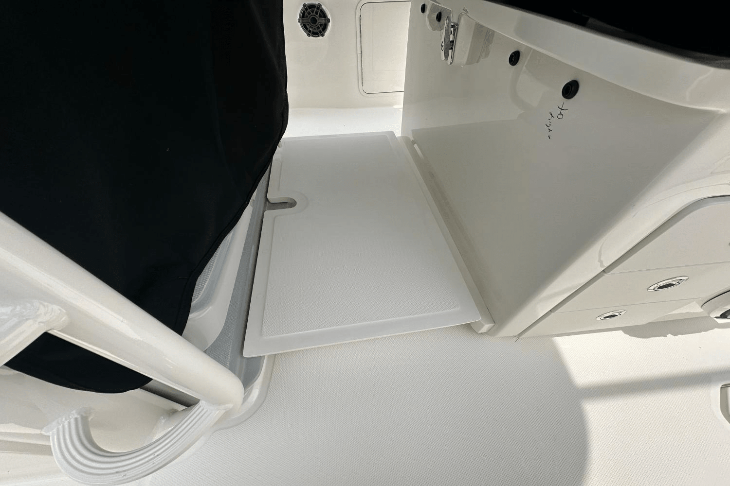 2025 Boston Whaler 330 Outrage Image Thumbnail #15