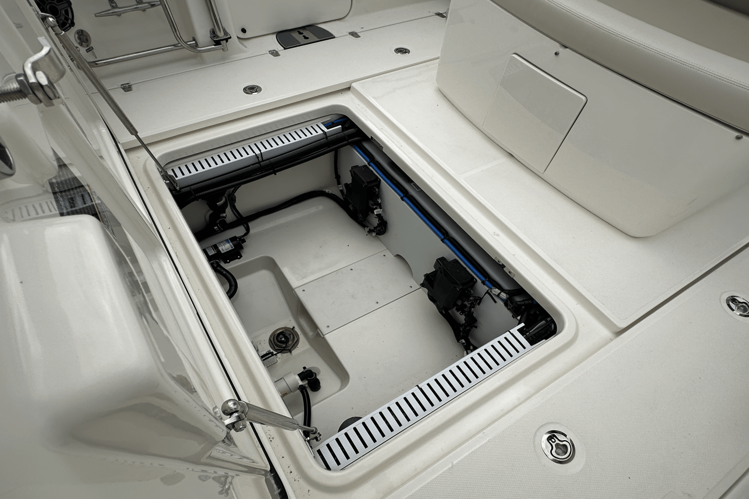 2025 Boston Whaler 330 Outrage Image Thumbnail #10