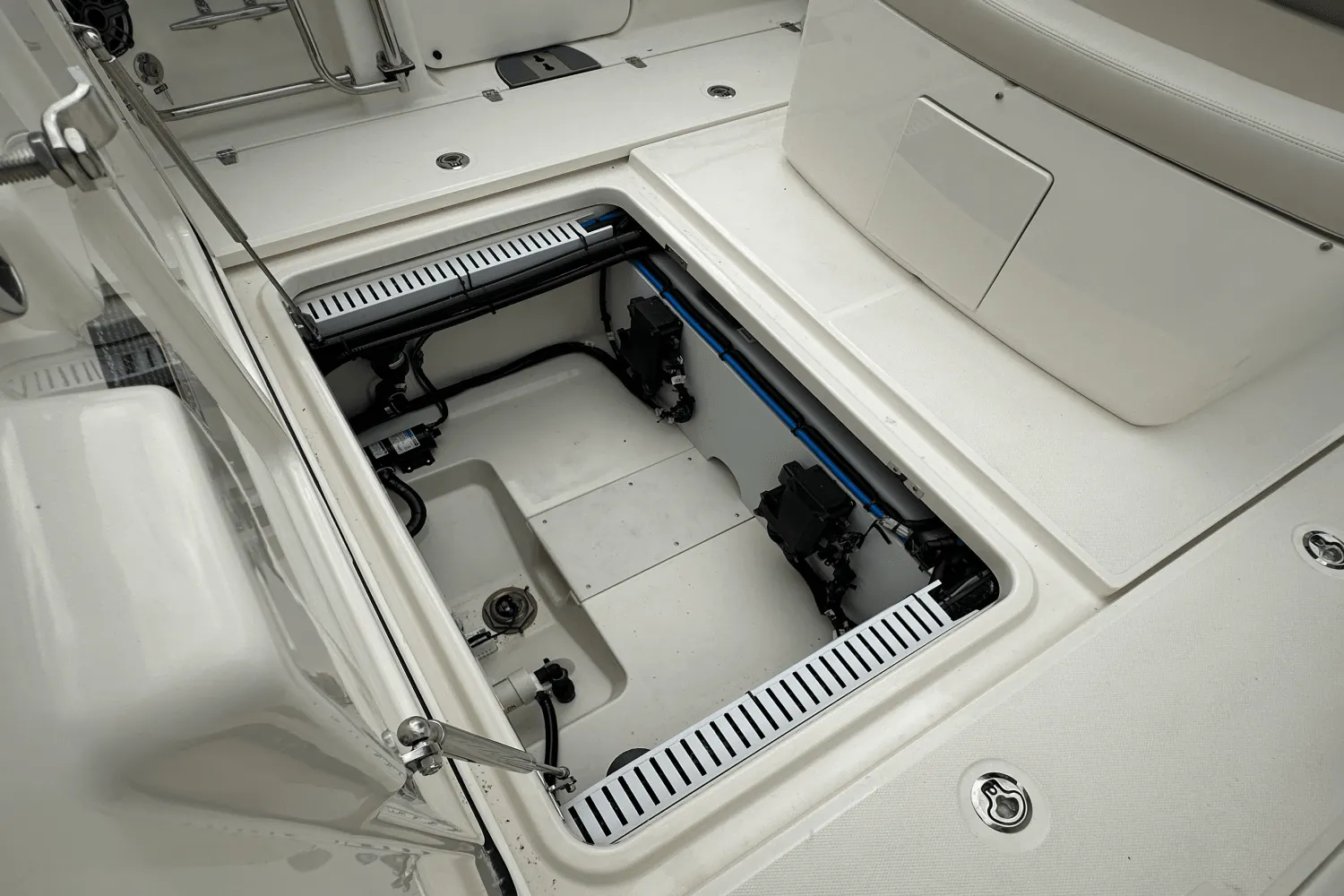 2025 Boston Whaler 330 Outrage Image Thumbnail #10