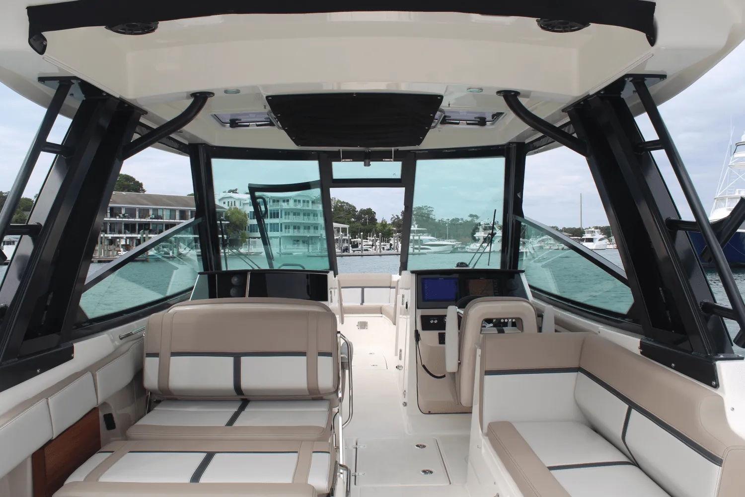 2026 Boston Whaler 330 Vantage Image Thumbnail #34