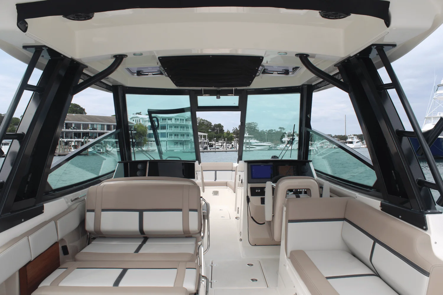 2026 Boston Whaler 330 Vantage Image Thumbnail #34