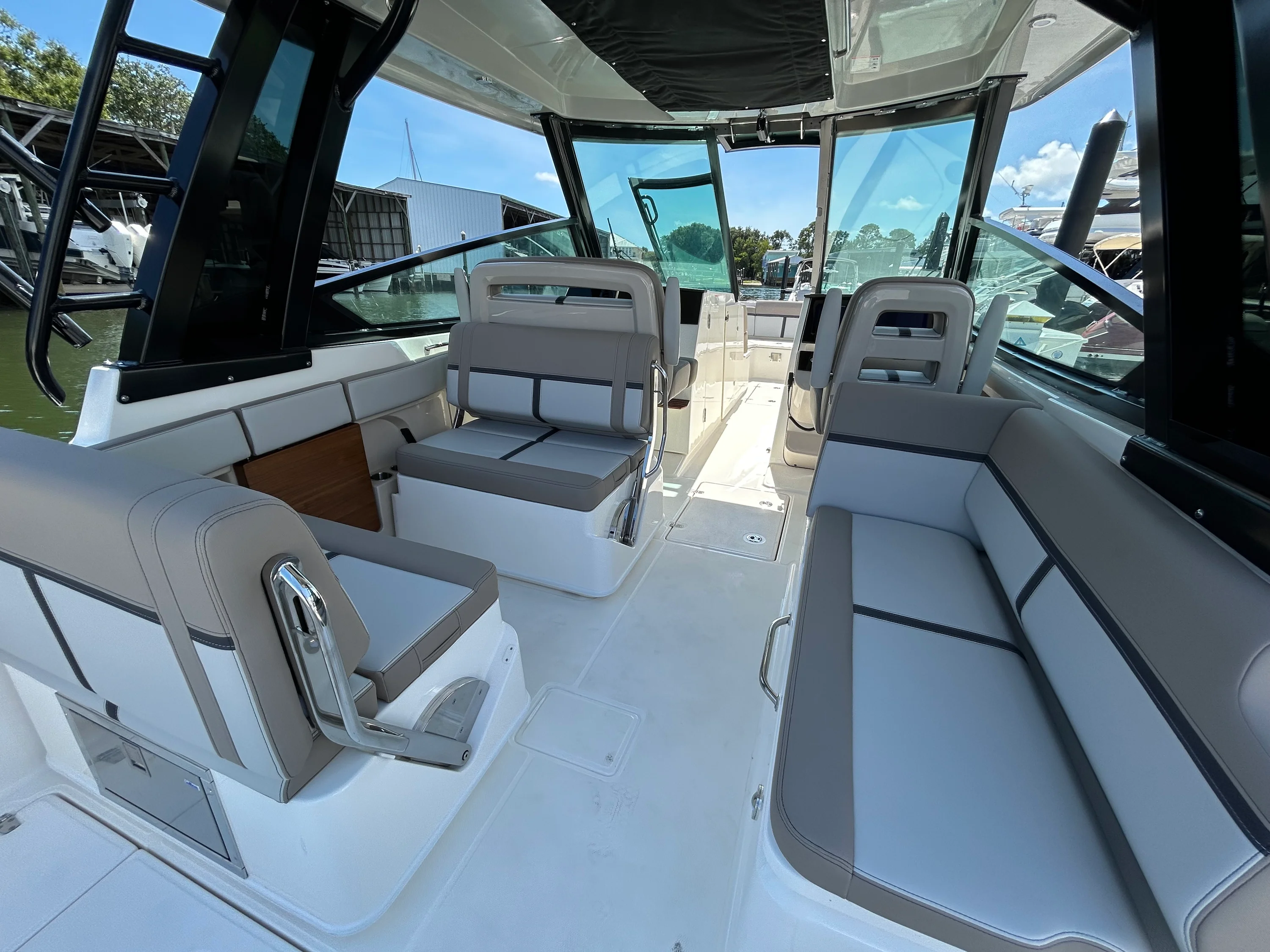 2026 Boston Whaler 330 Vantage Image Thumbnail #16