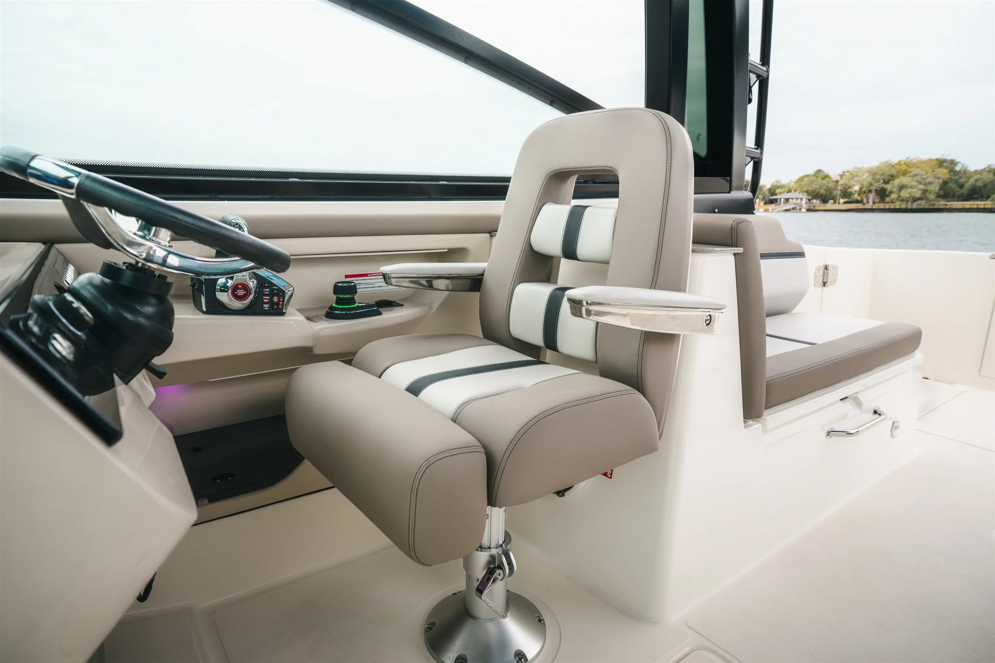 2026 Boston Whaler 330 Vantage Image Thumbnail #15