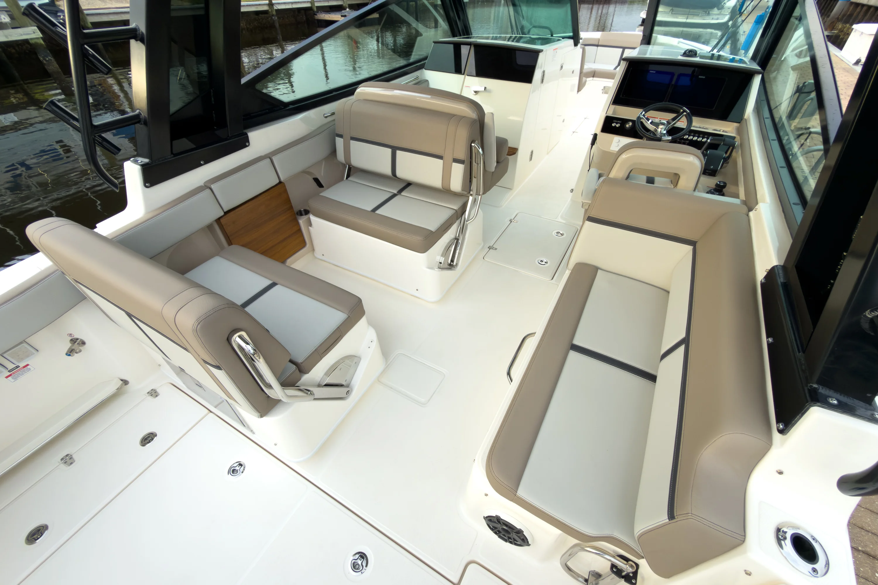 2026 Boston Whaler 330 Vantage Image Thumbnail #5