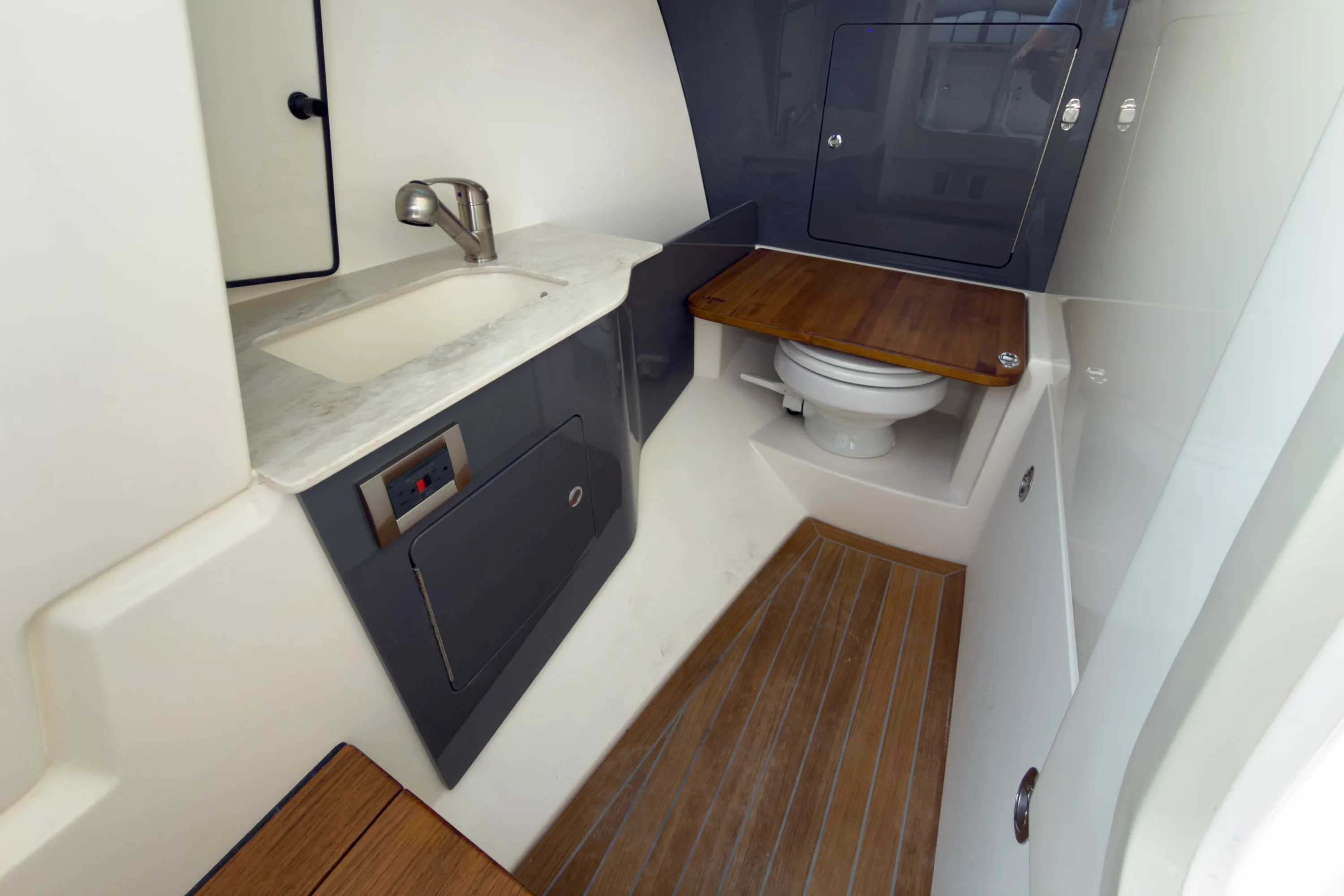 2026 Boston Whaler 330 Vantage Image Thumbnail #15