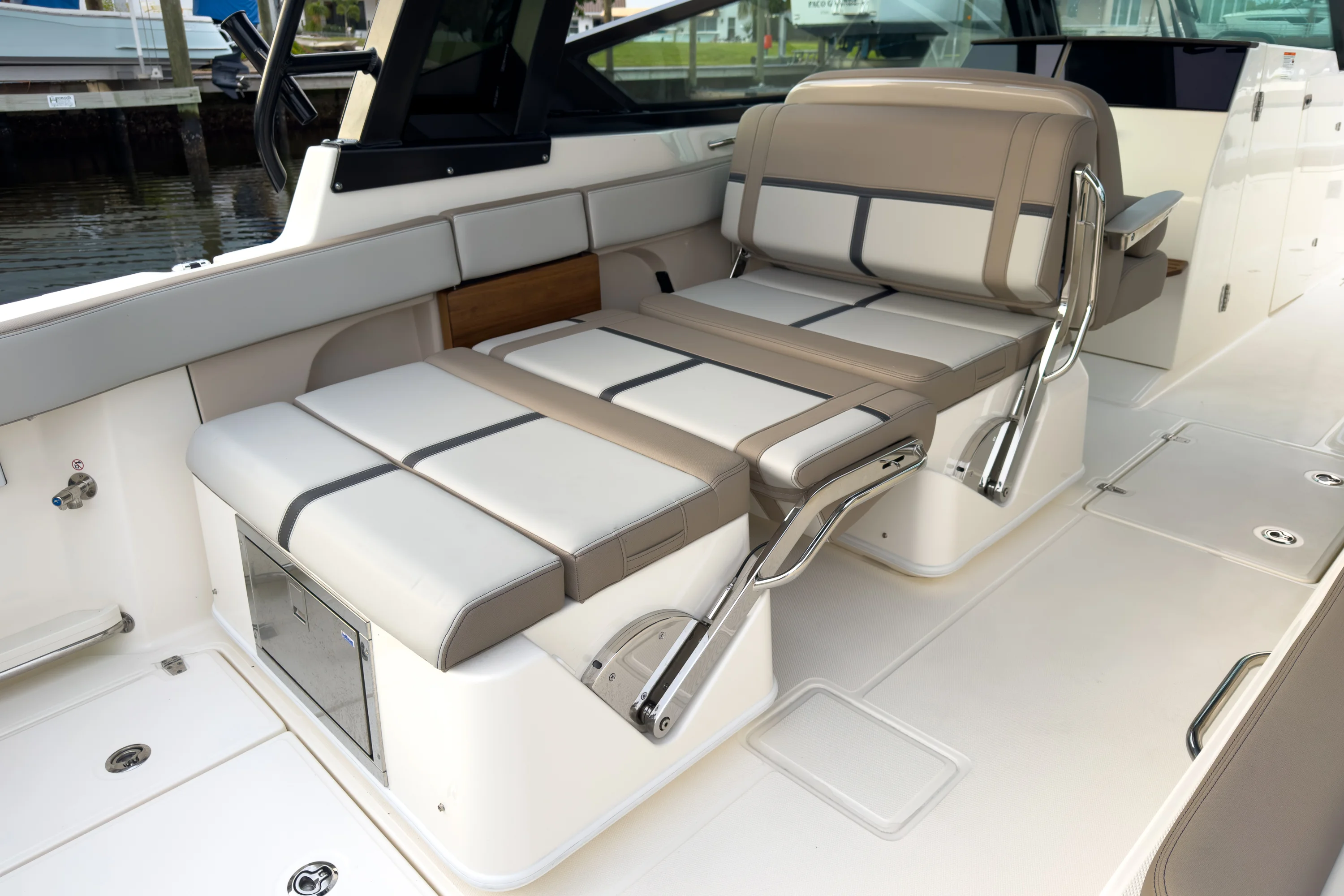 2026 Boston Whaler 330 Vantage Image Thumbnail #9