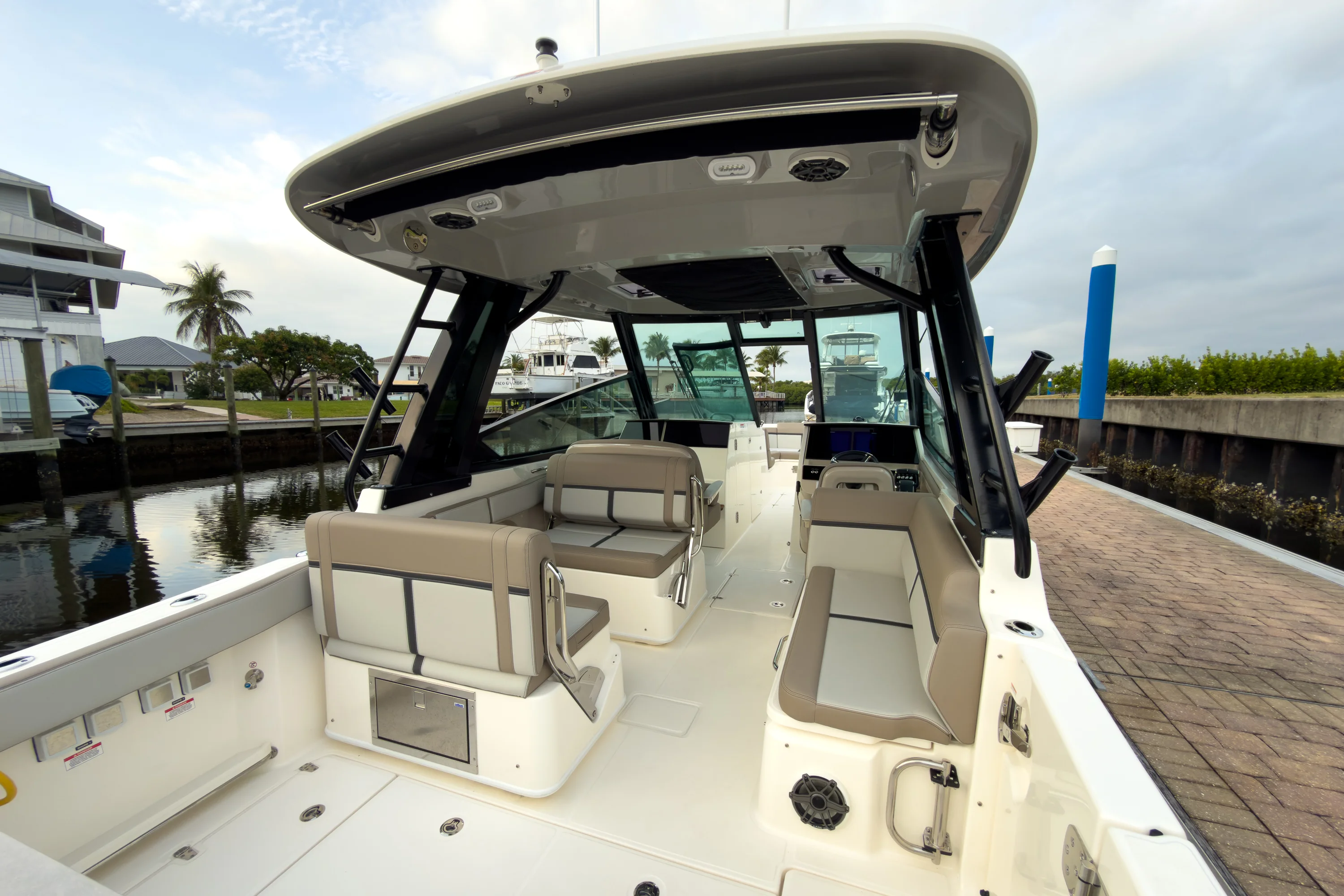 2026 Boston Whaler 330 Vantage Image Thumbnail #4
