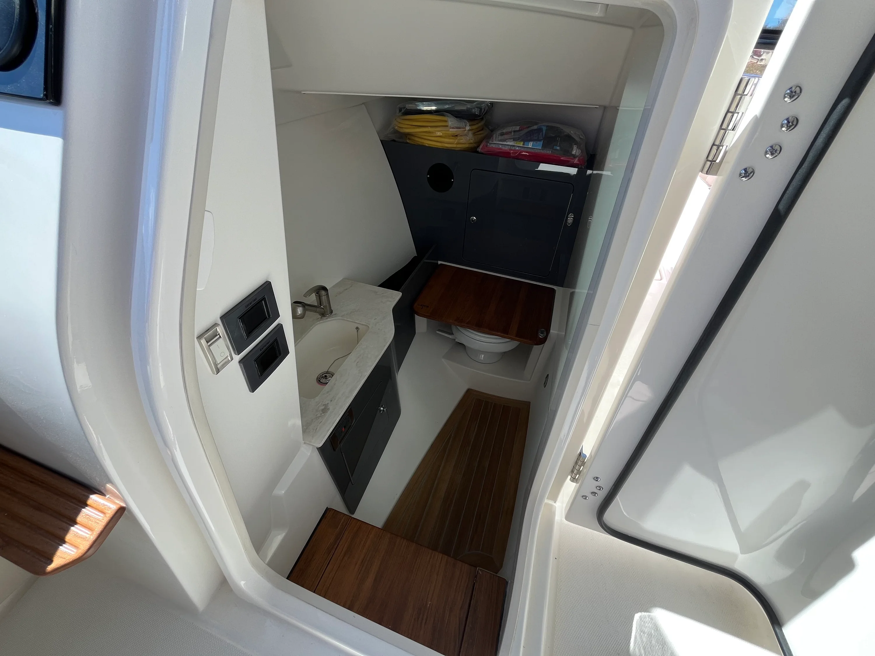 2026 Boston Whaler 330 Vantage Image Thumbnail #18