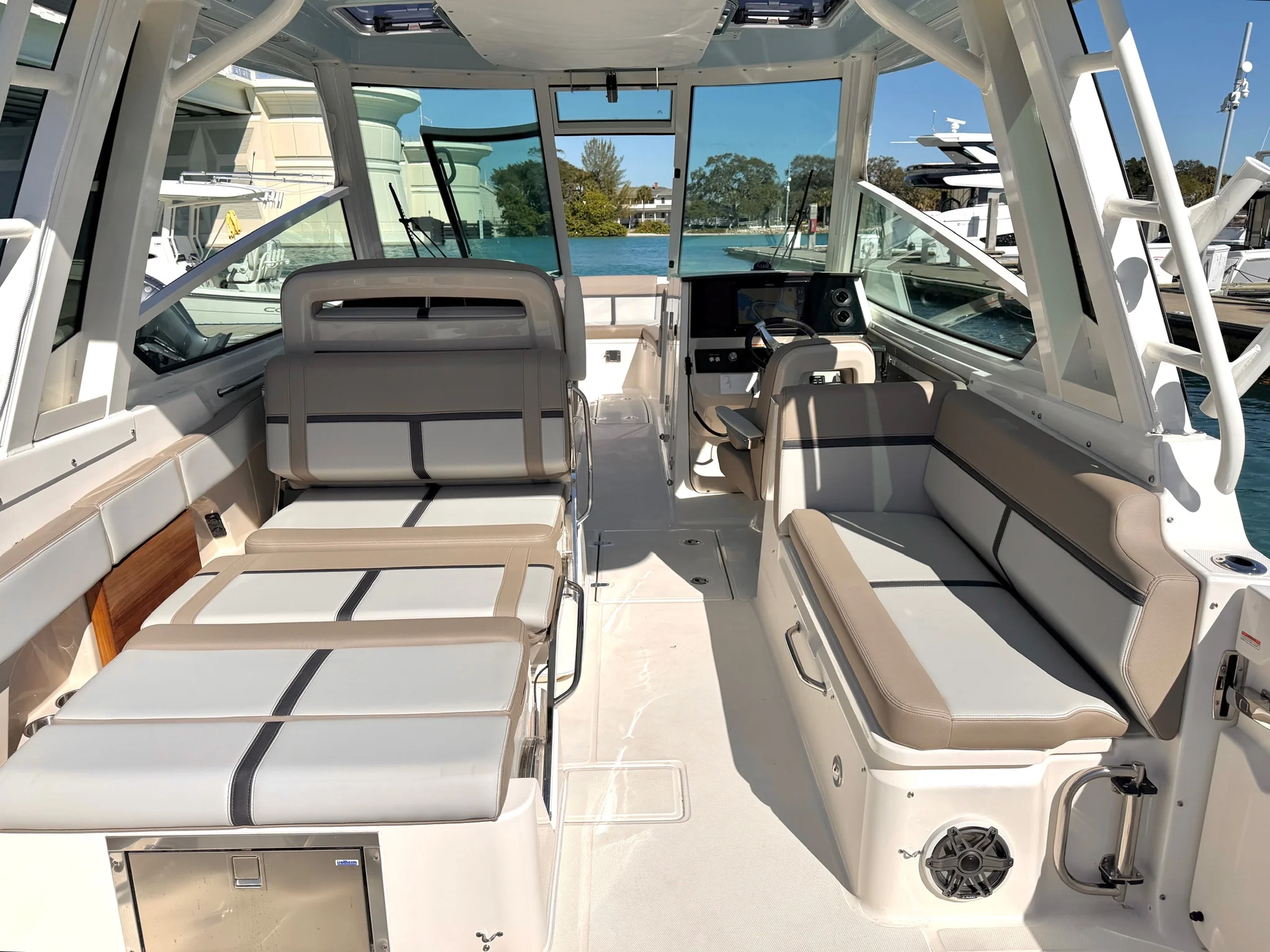 2026 Boston Whaler 330 Vantage Image Thumbnail #6
