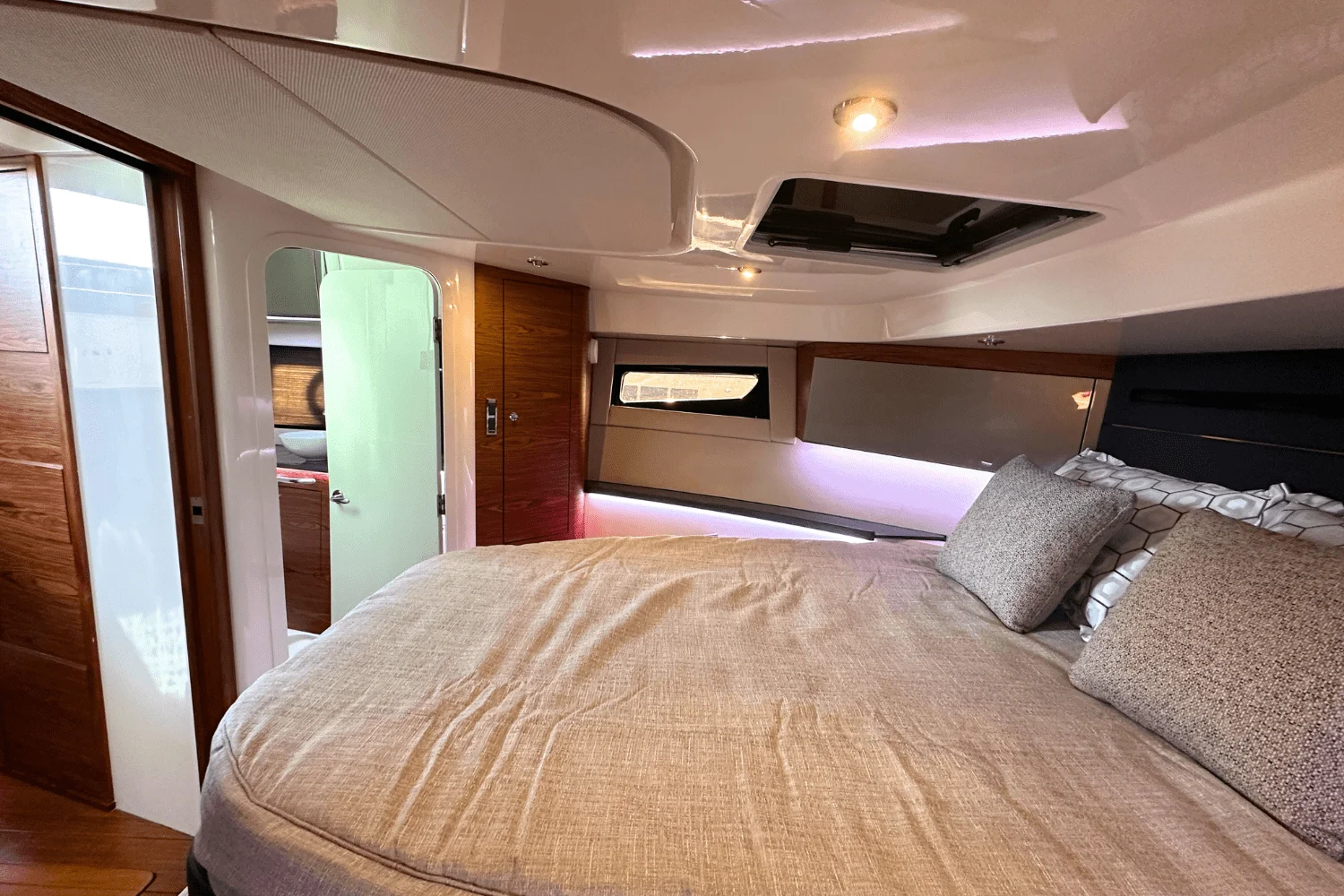 2025 Boston Whaler 405 Conquest Image Thumbnail #12