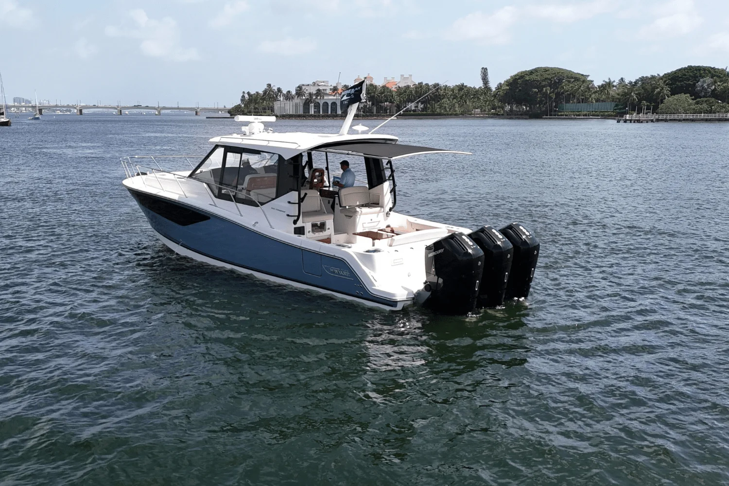 2025 Boston Whaler 405 Conquest Image Thumbnail #4