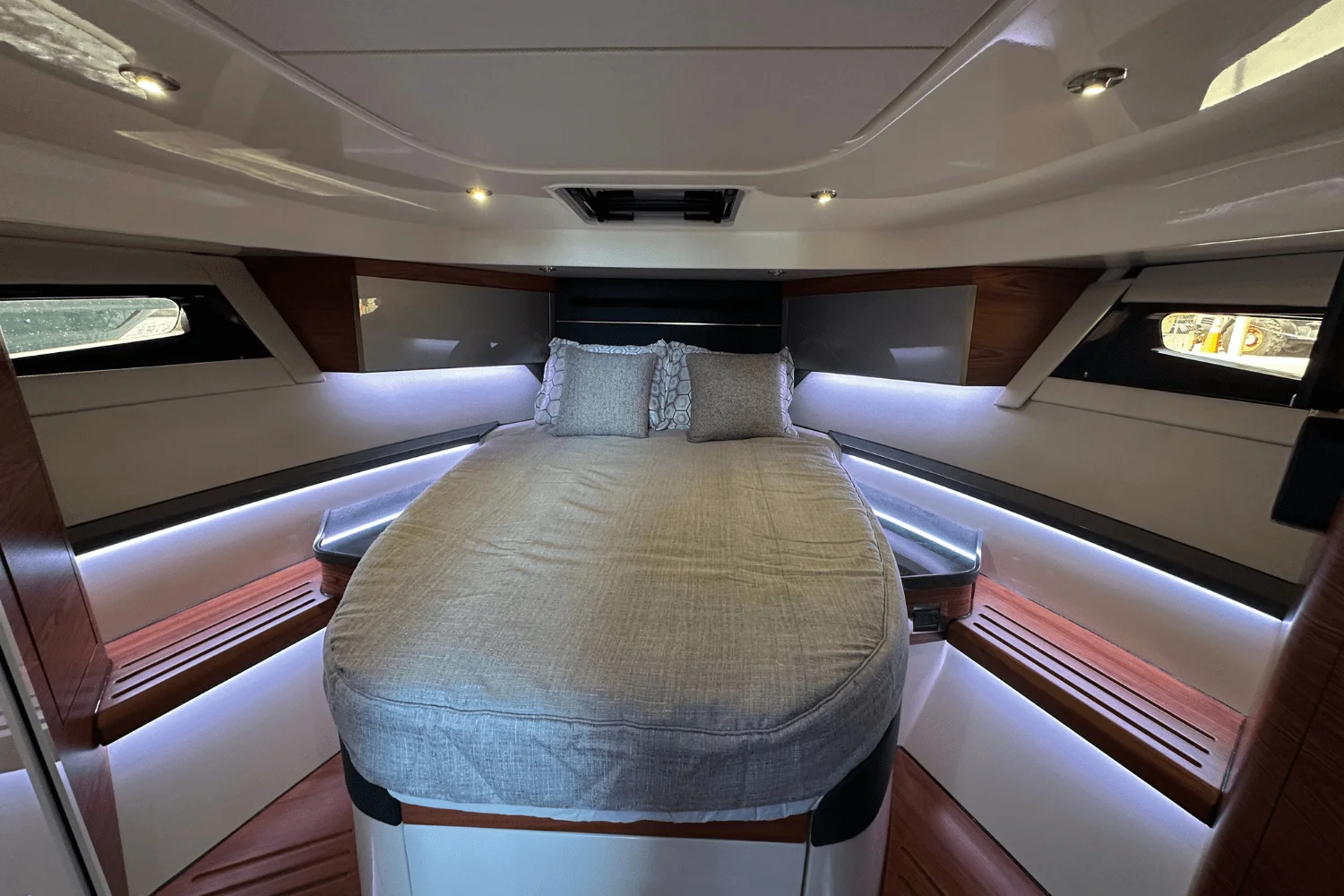 2025 Boston Whaler 405 Conquest Image Thumbnail #10