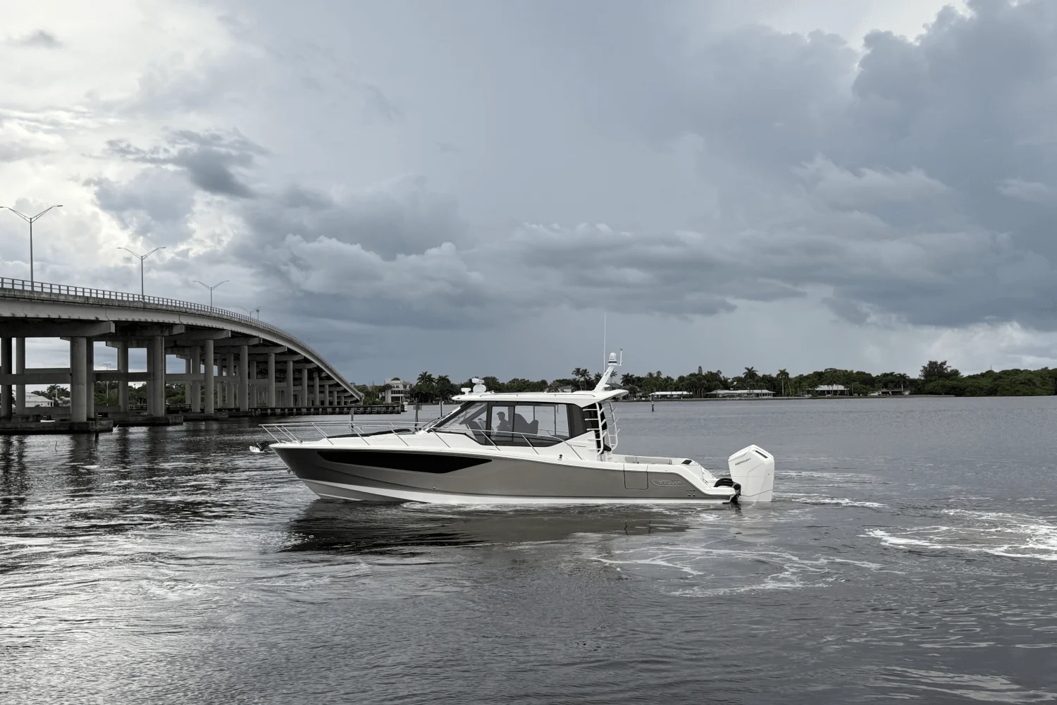 2025 Boston Whaler 405 Conquest Image Thumbnail #4