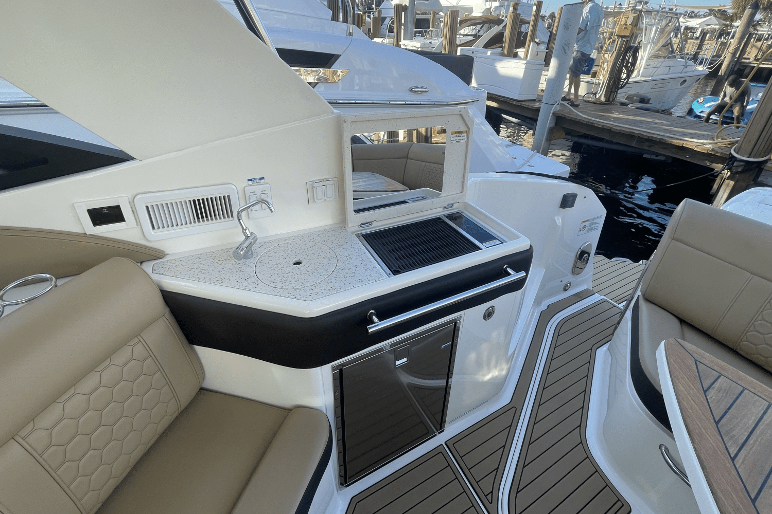 2021 Sea Ray 320 SUNDANCER OUTBOARD Image Thumbnail #25