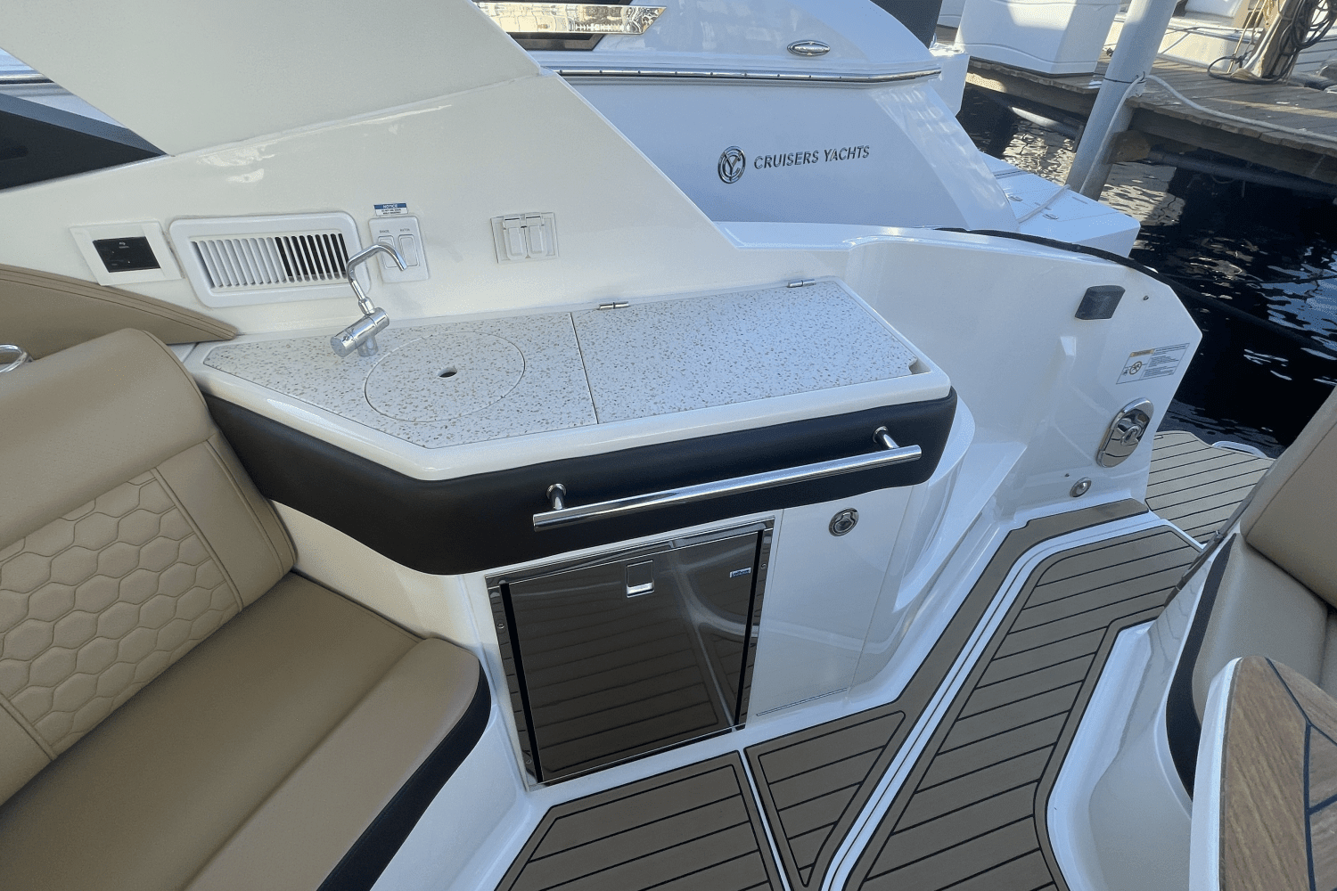 2021 Sea Ray 320 SUNDANCER OUTBOARD Image Thumbnail #24