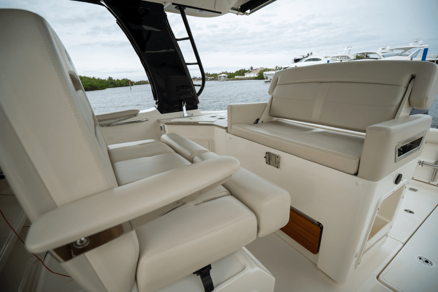 2023 Boston Whaler 350 REALM Image Thumbnail #31