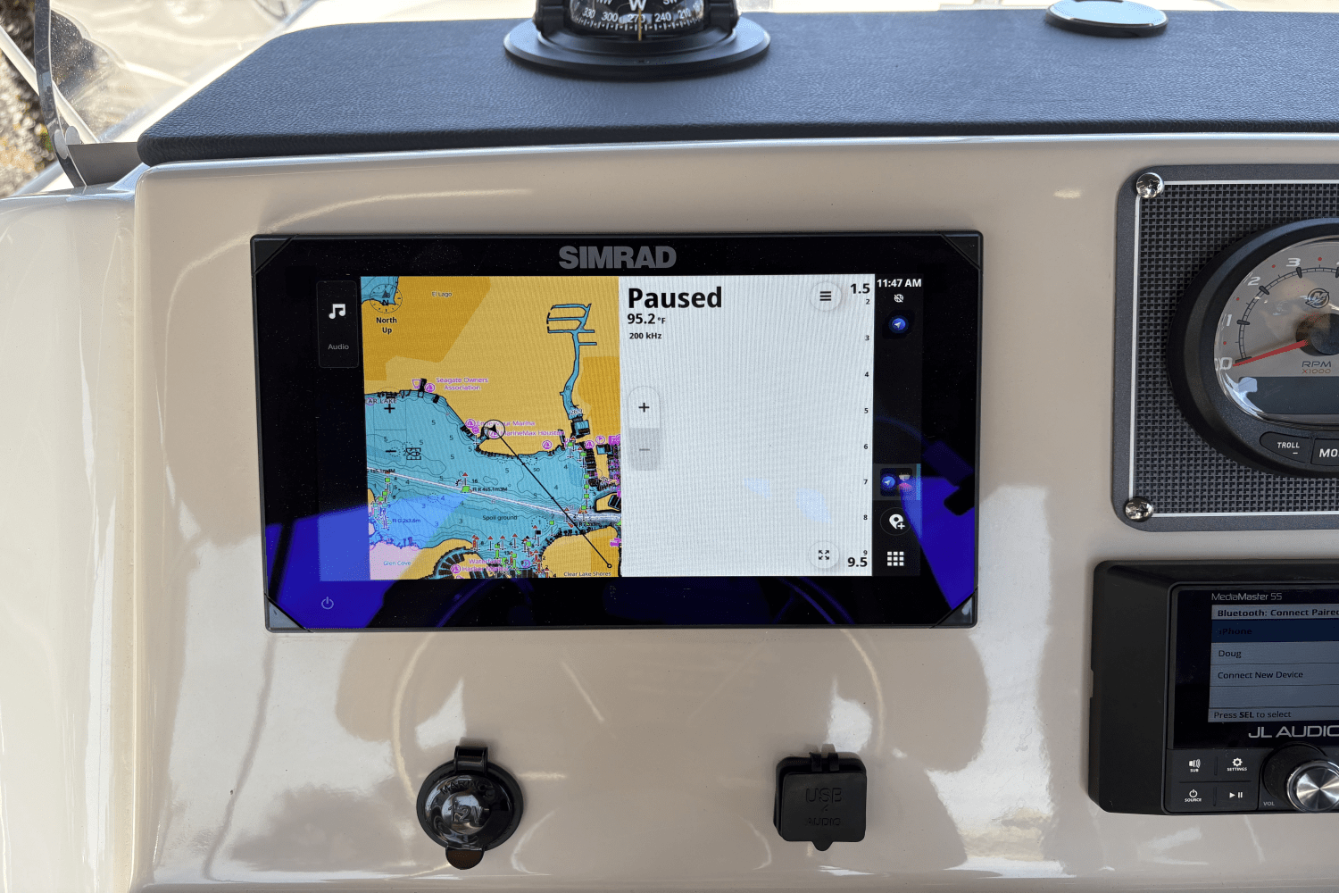 2025 Boston Whaler 210 Montauk Image Thumbnail #3