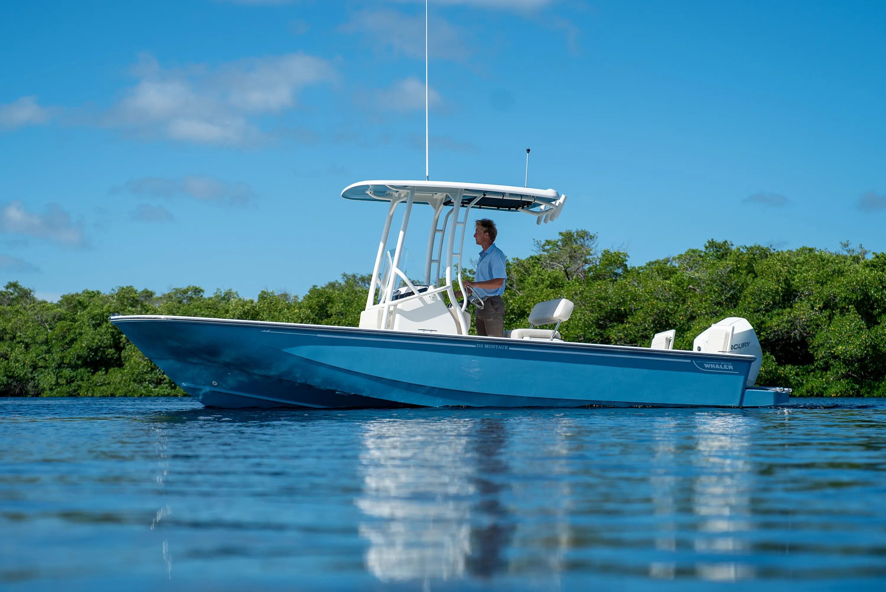 2026 Boston Whaler 210 Montauk Image Thumbnail #2