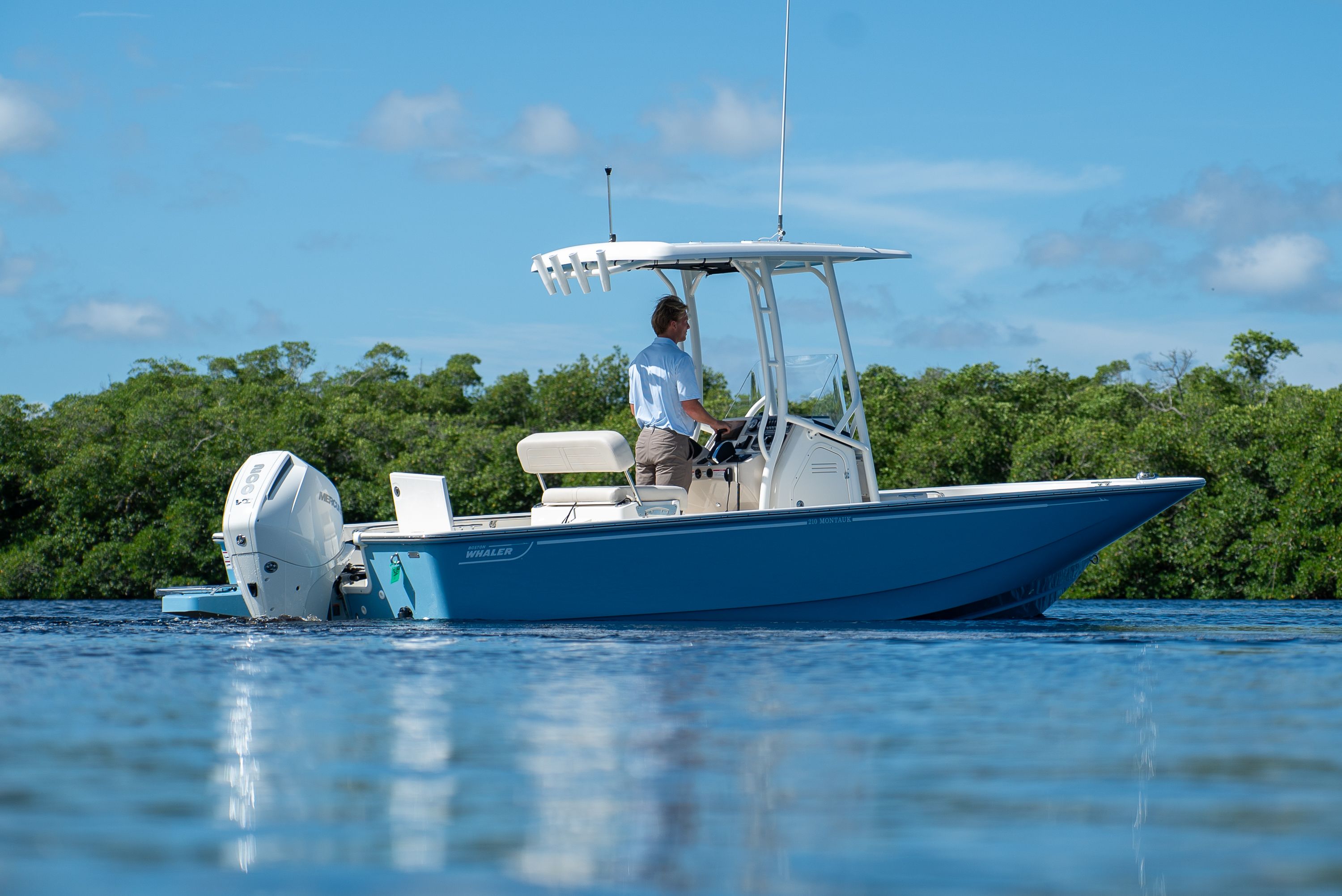 2026 Boston Whaler 210 Montauk Image Thumbnail #3