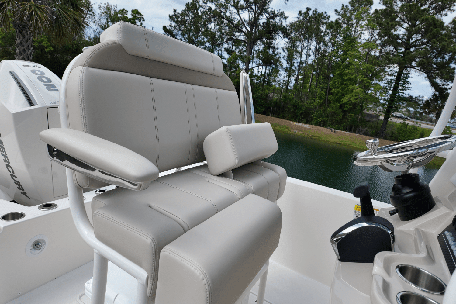 2025 Boston Whaler 220 Dauntless Image Thumbnail #15