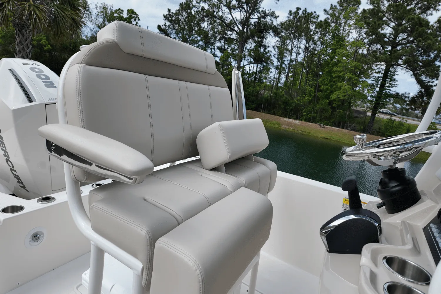 2025 Boston Whaler 220 Dauntless Image Thumbnail #15