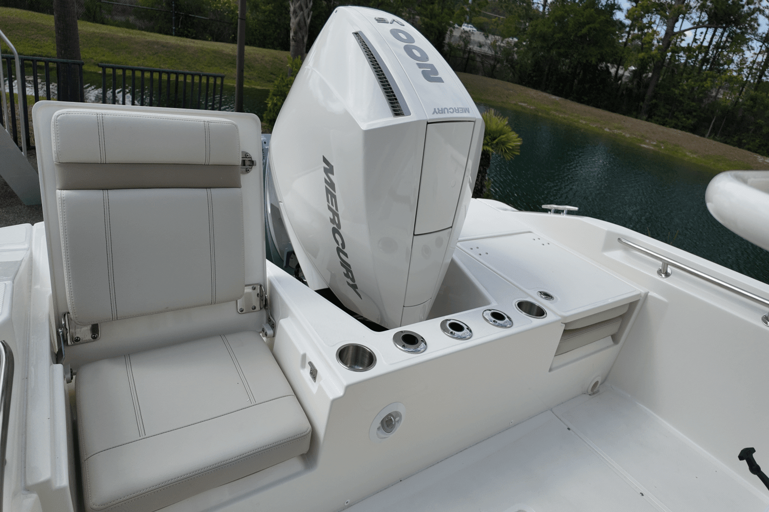 2025 Boston Whaler 220 Dauntless Image Thumbnail #10