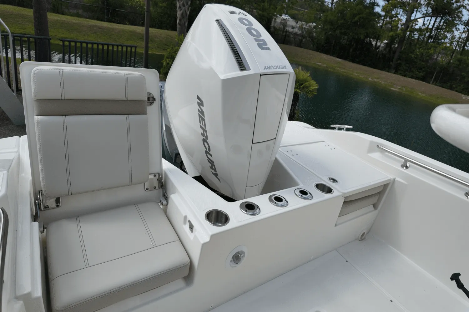 2025 Boston Whaler 220 Dauntless Image Thumbnail #10