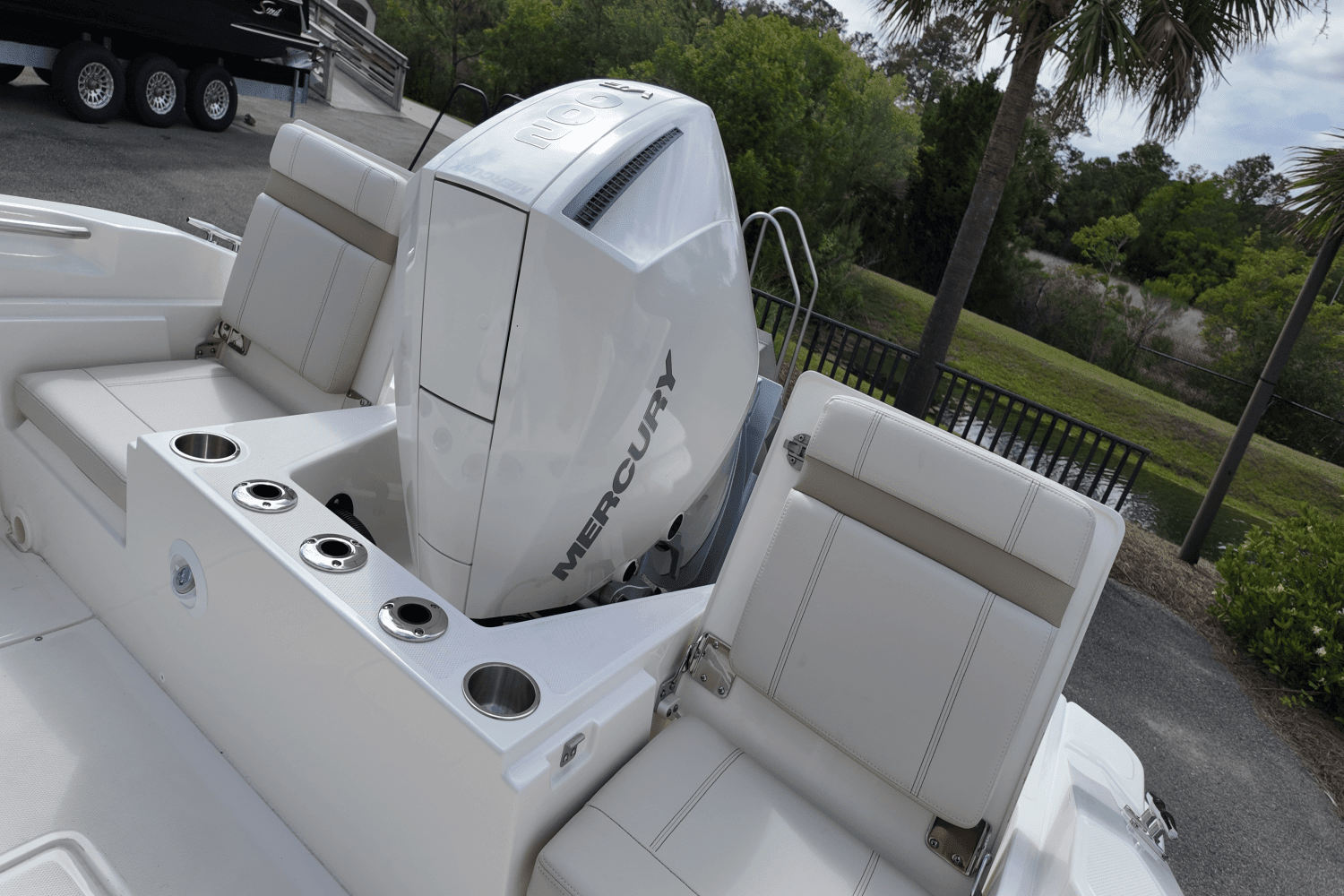 2025 Boston Whaler 220 Dauntless Image Thumbnail #9