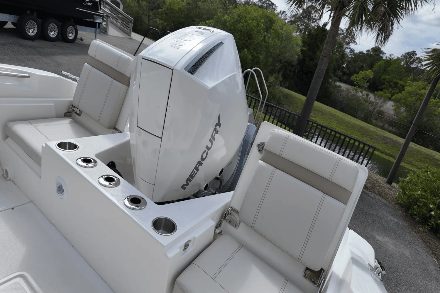 2025 Boston Whaler 220 Dauntless Image Thumbnail #9