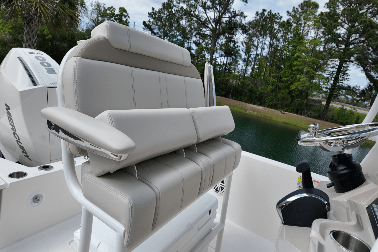 2025 Boston Whaler 220 Dauntless Image Thumbnail #14