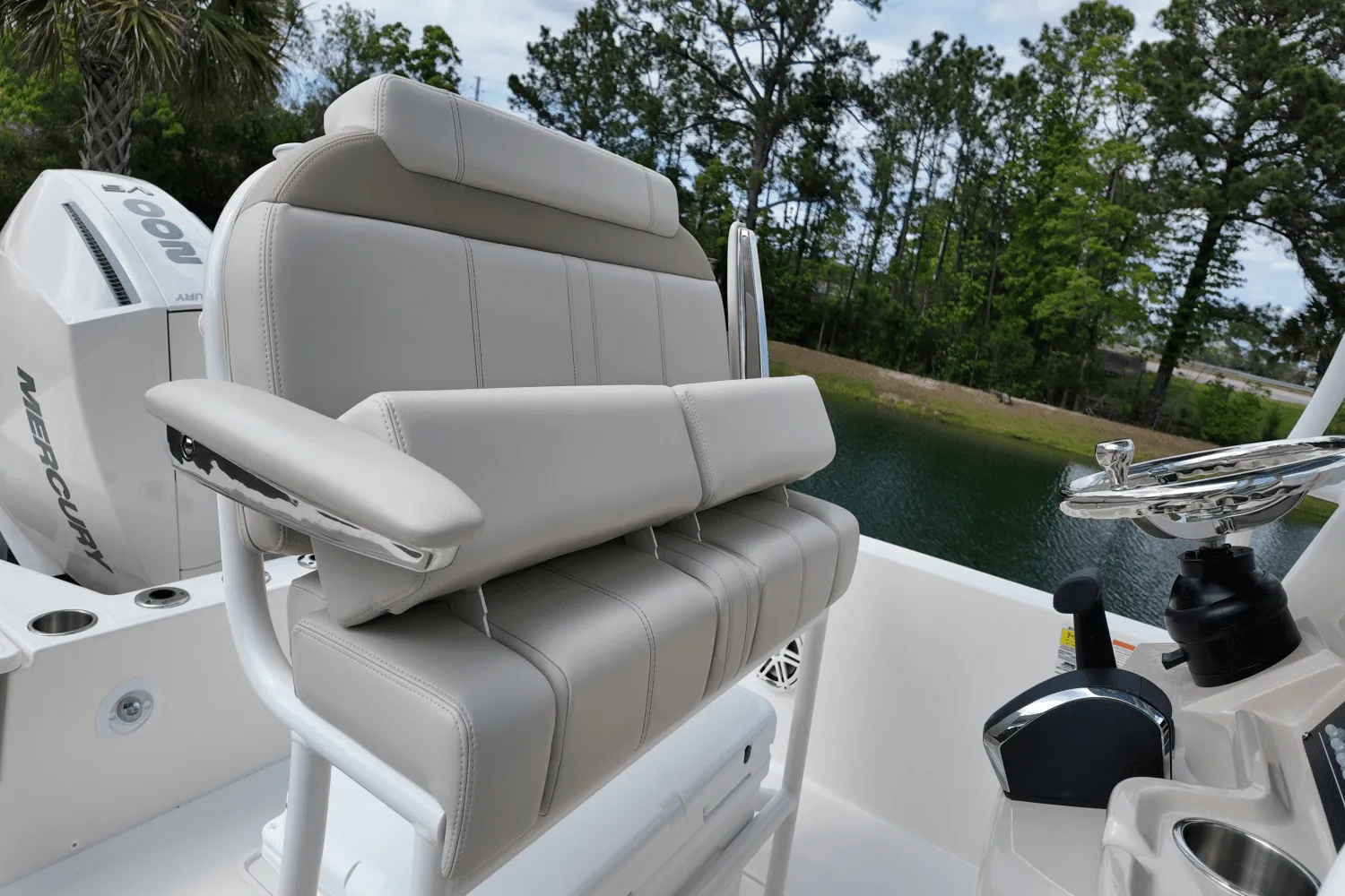 2025 Boston Whaler 220 Dauntless Image Thumbnail #14