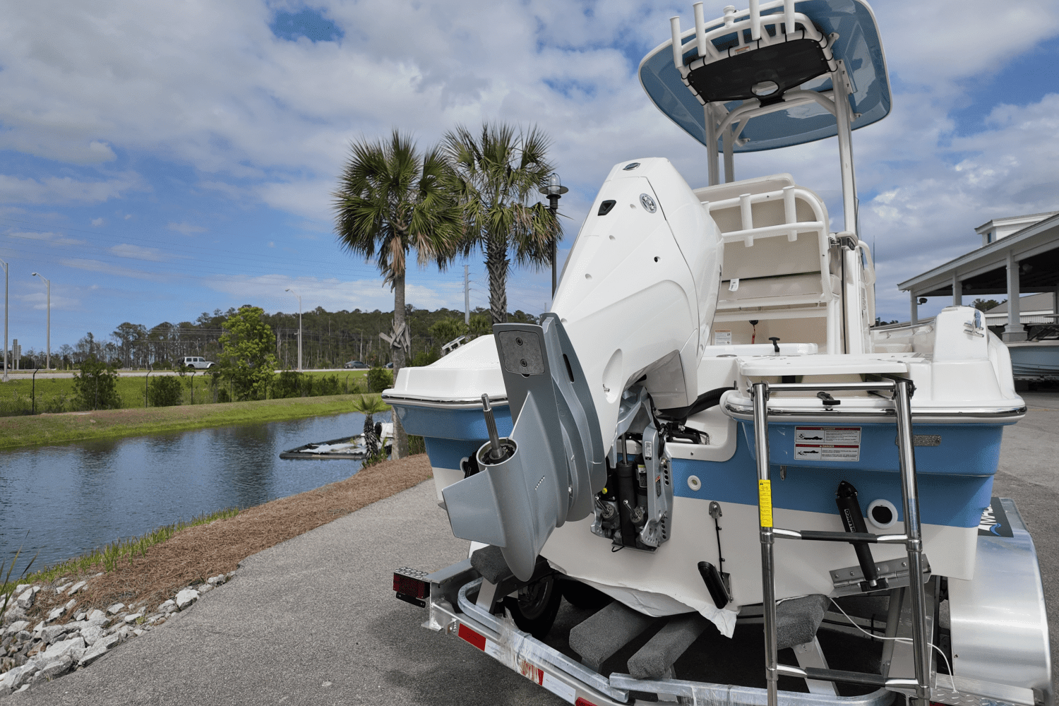2025 Boston Whaler 220 Dauntless Image Thumbnail #7