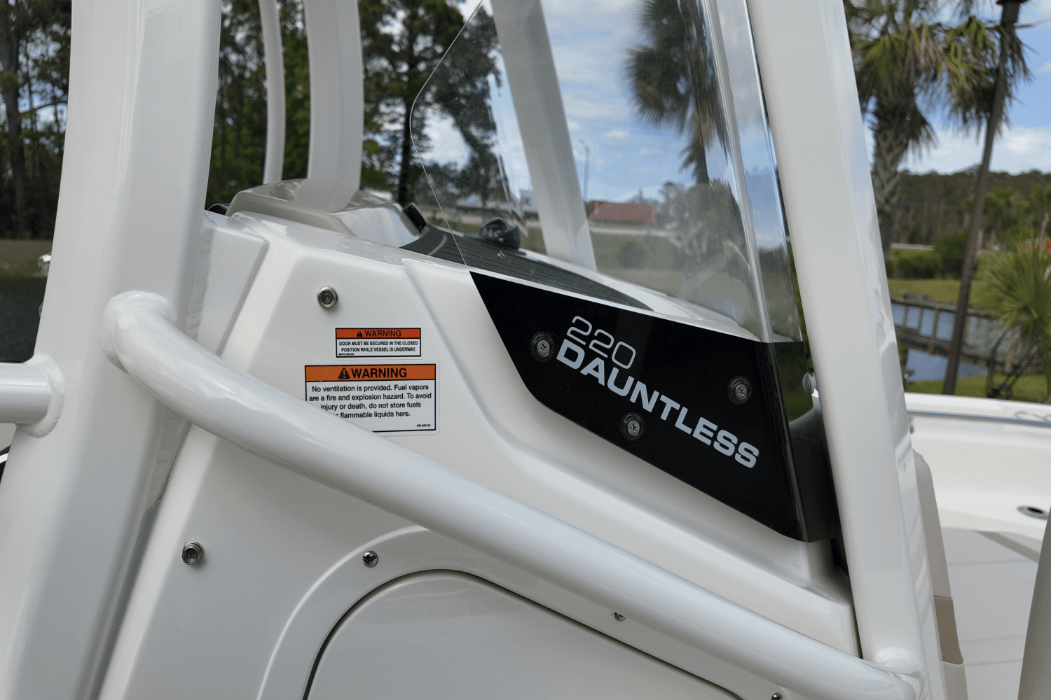 2025 Boston Whaler 220 Dauntless Image Thumbnail #20