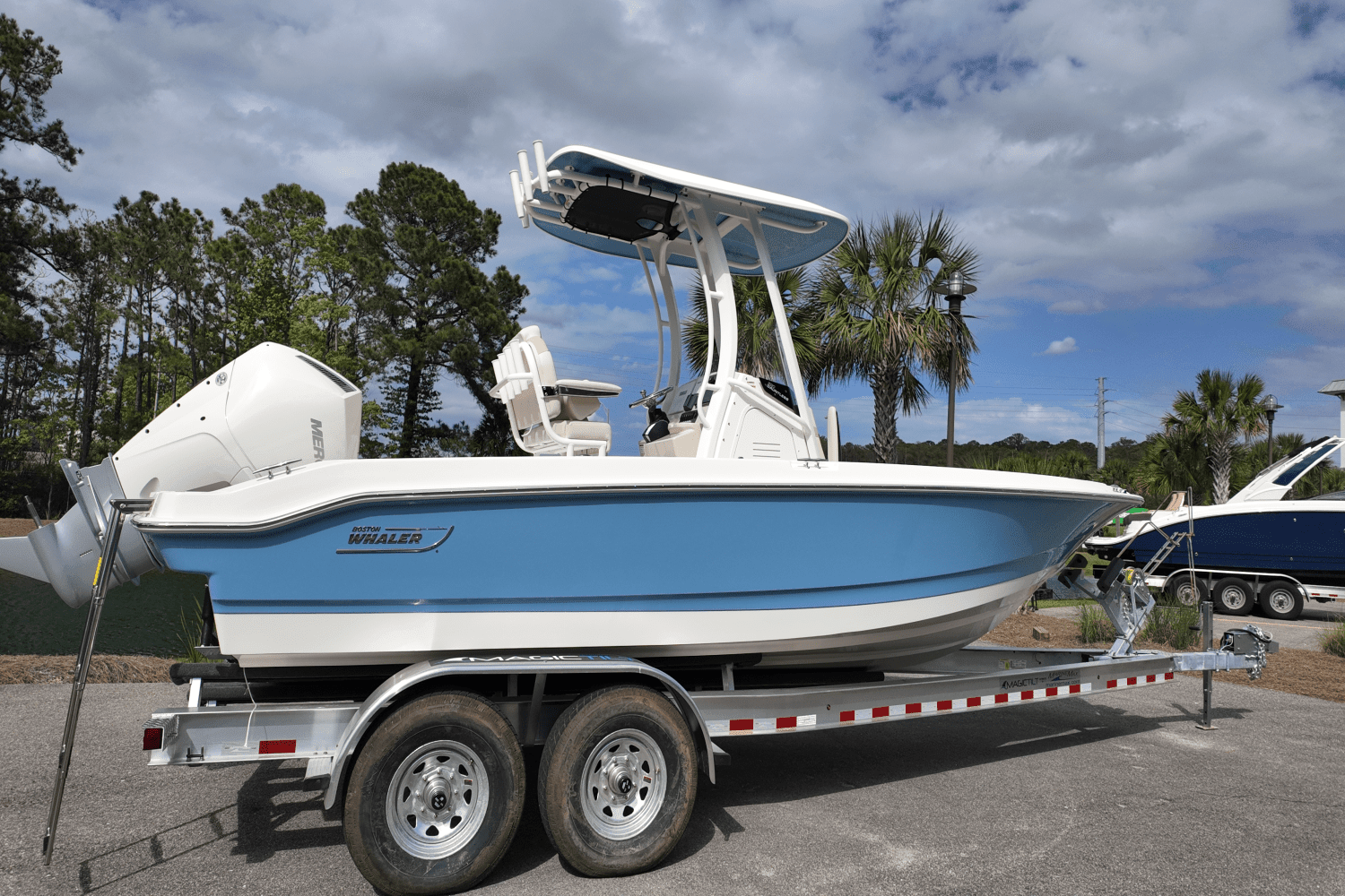 2025 Boston Whaler 220 Dauntless Image Thumbnail #1
