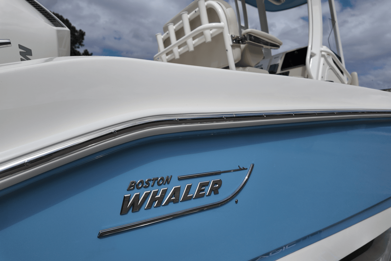 2025 Boston Whaler 220 Dauntless Image Thumbnail #4