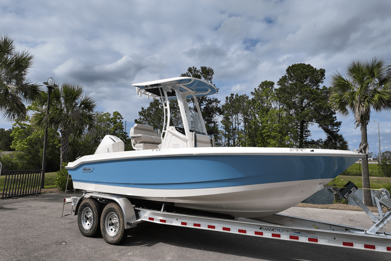 2025 Boston Whaler 220 Dauntless Image Thumbnail #3