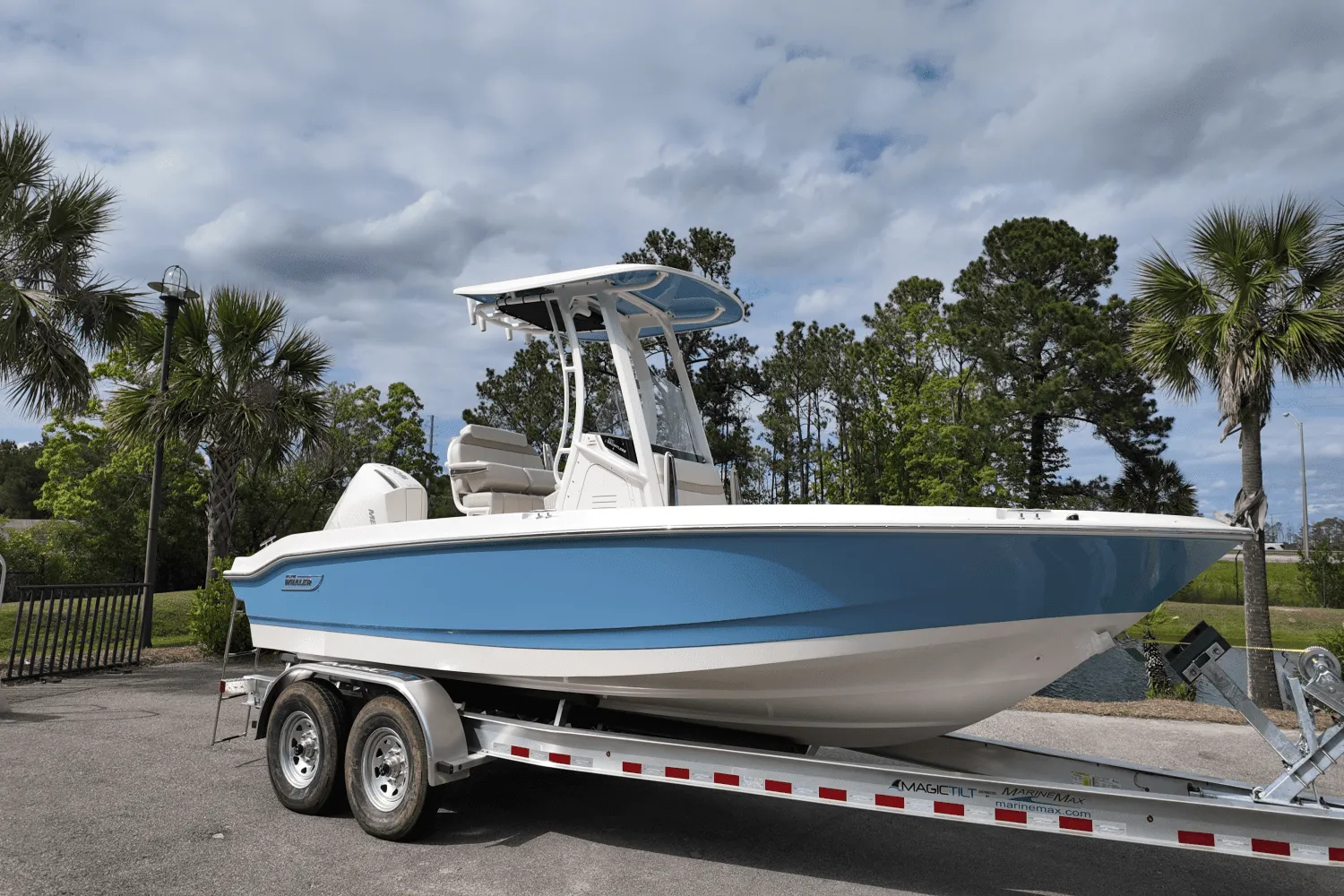 2025 Boston Whaler 220 Dauntless Image Thumbnail #3