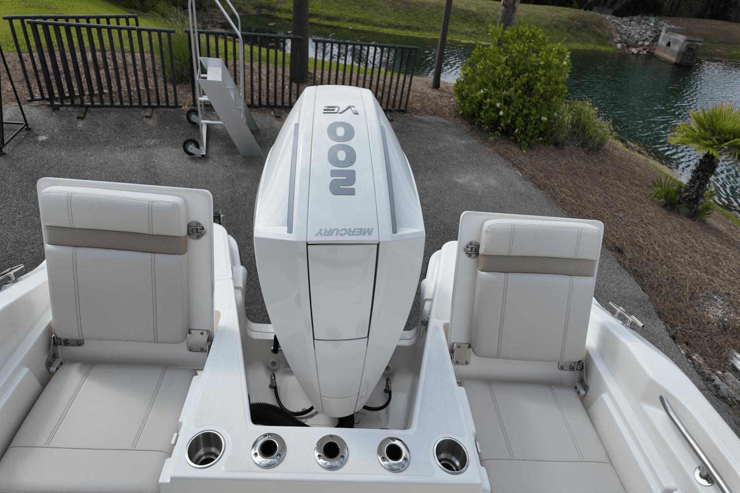 2025 Boston Whaler 220 Dauntless Image Thumbnail #8