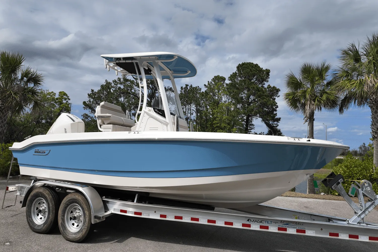 2025 Boston Whaler 220 Dauntless Image Thumbnail #0