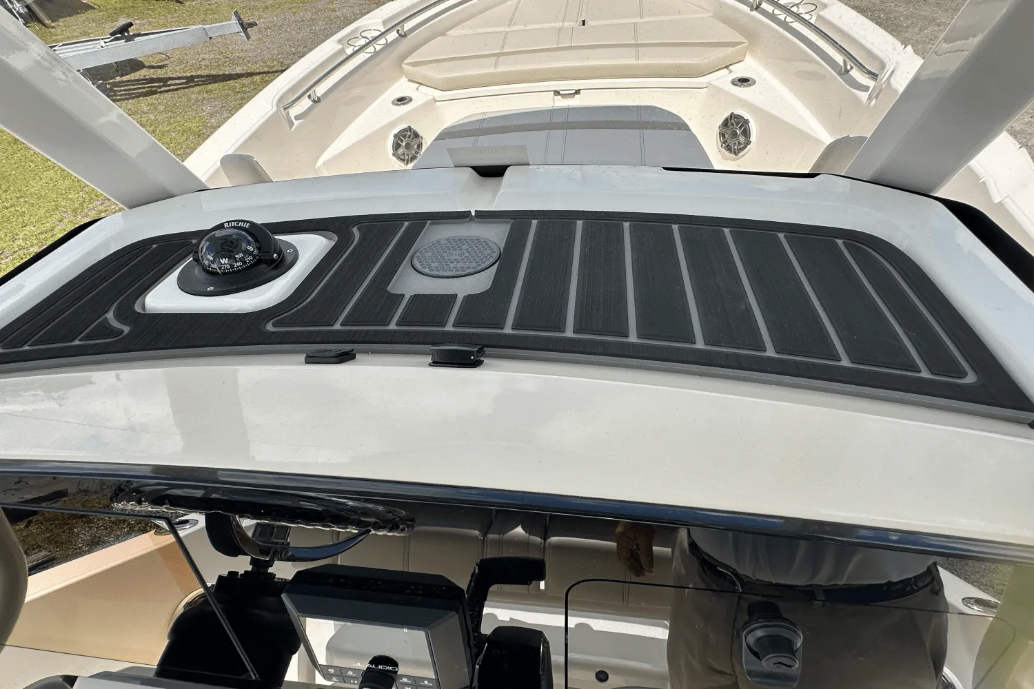 2025 Boston Whaler 220 Dauntless Image Thumbnail #18