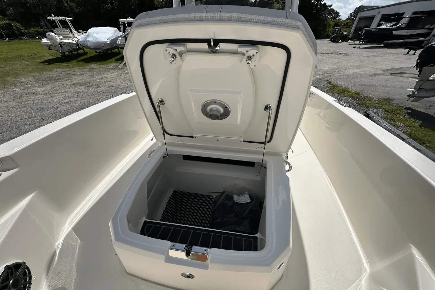 2025 Boston Whaler 220 Dauntless Image Thumbnail #12