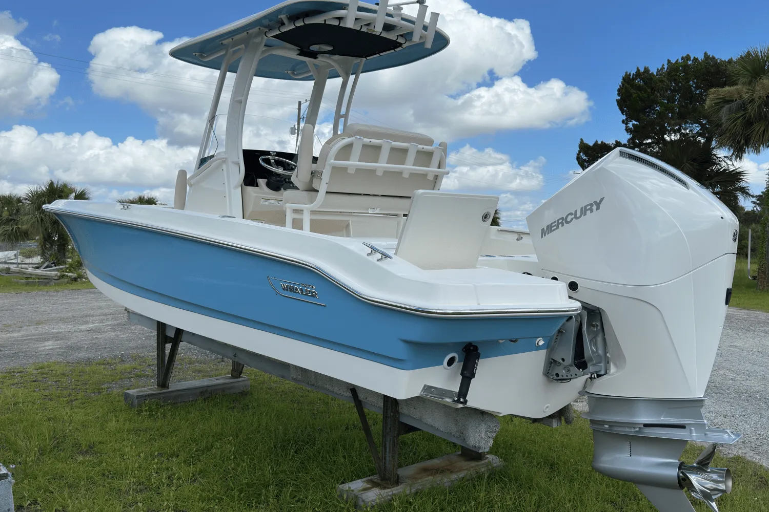 2025 Boston Whaler 220 Dauntless Image Thumbnail #2