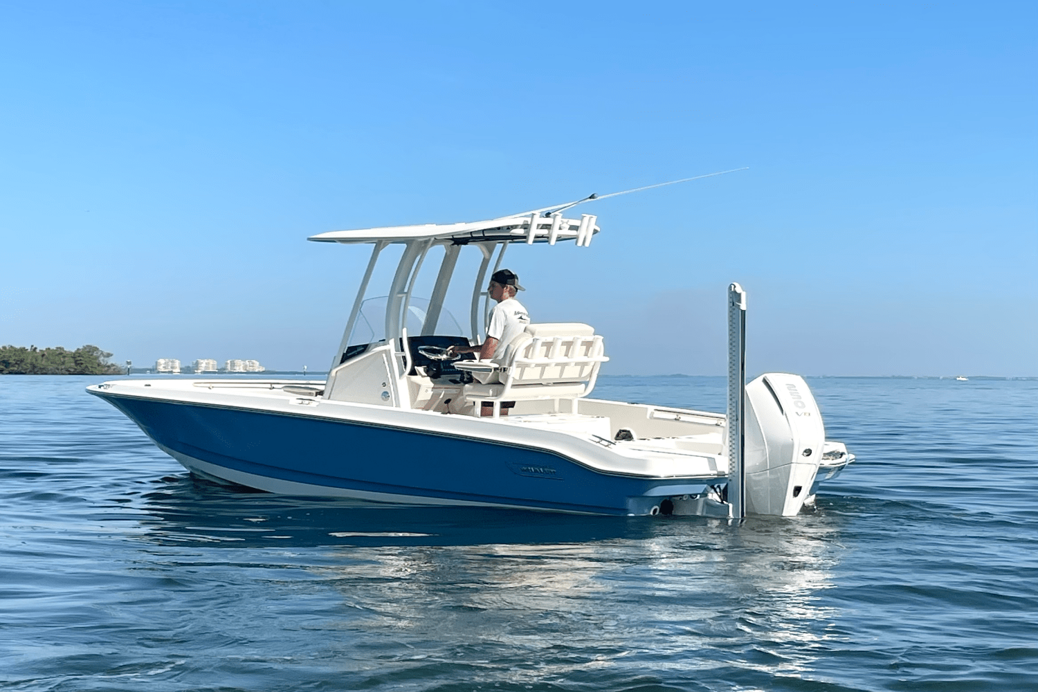 2026 Boston Whaler 220 Dauntless Image Thumbnail #6
