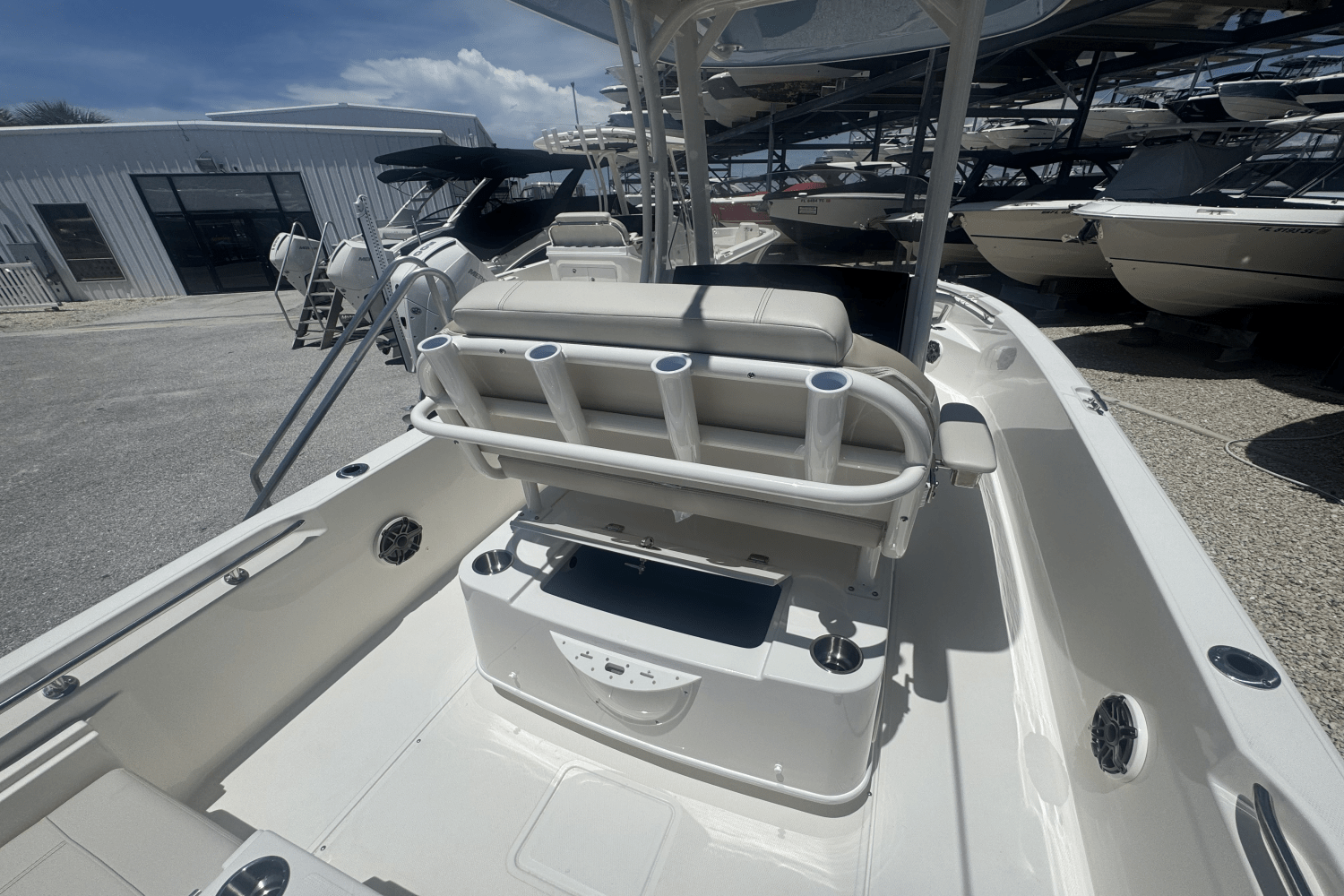 2026 Boston Whaler 220 Dauntless Image Thumbnail #4